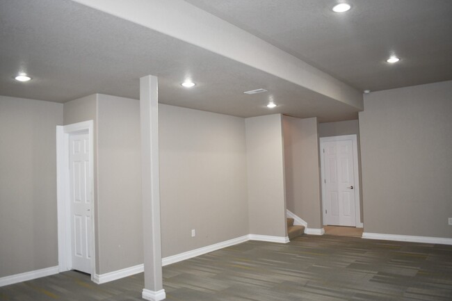 Building Photo - Finished Basement!