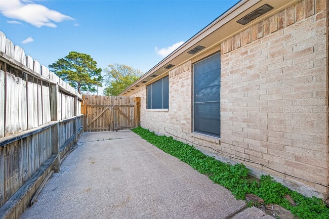 Building Photo - 19531 Woodglen Dr