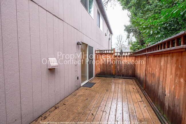 Building Photo - Charming Two Bedroom Unit in North Tabor!