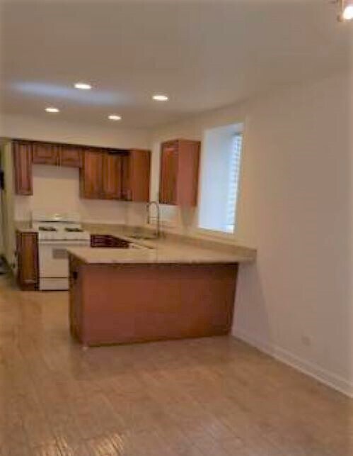 Building Photo - 634 W Oakdale Ave