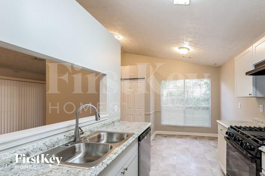 Building Photo - 206 Red Oak Dr