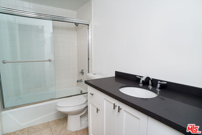 Building Photo - 416 N Oakhurst Dr