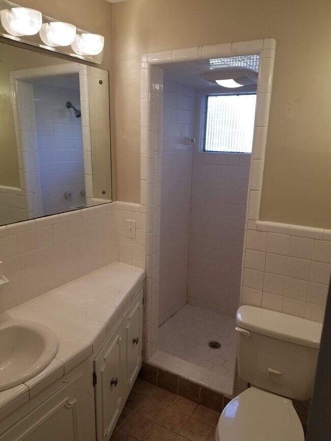 Building Photo - Charming 3BD/2BA Two-Story Home with Picturesque Pond Views in Lakeland