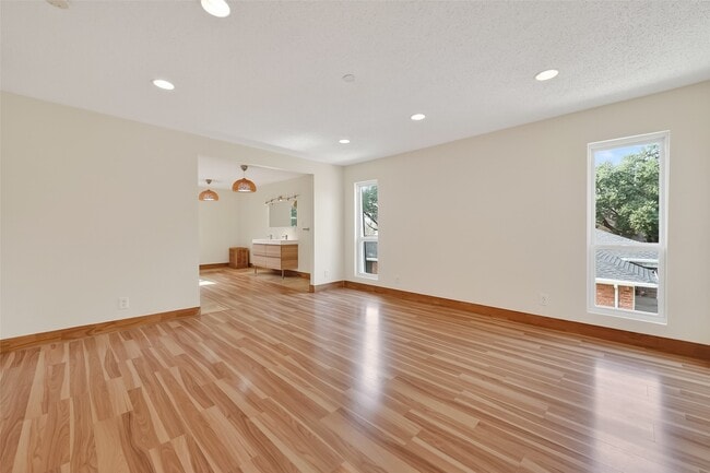 Building Photo - 16117 Singapore Ln