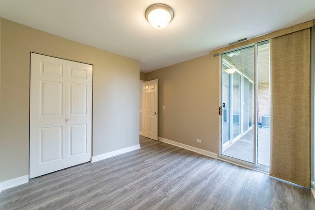 Building Photo - 6020 Oakwood Dr
