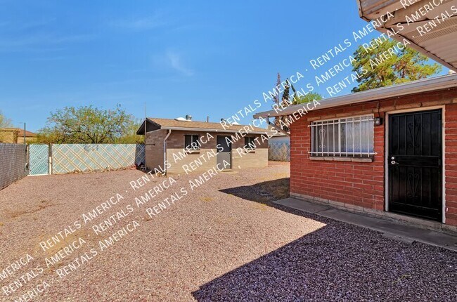 Building Photo - 944 N Catalina Ave