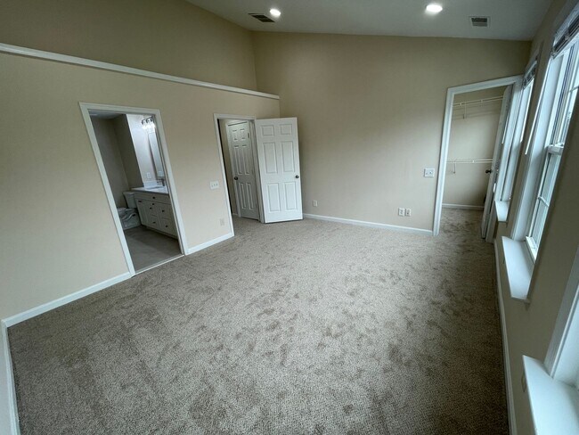 Building Photo - Elegant And Spacious 3 Bed 3.5 Bath Townhome In Vibrant Loudon Parkway Center