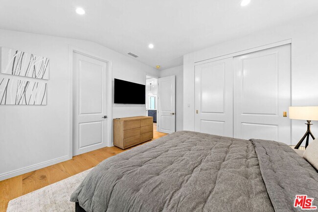 Building Photo - 530 S Bentley Ave
