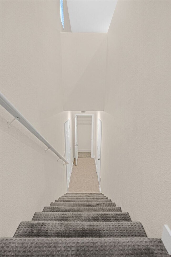 Building Photo - Spacious 2 bedroom condo with attached condo