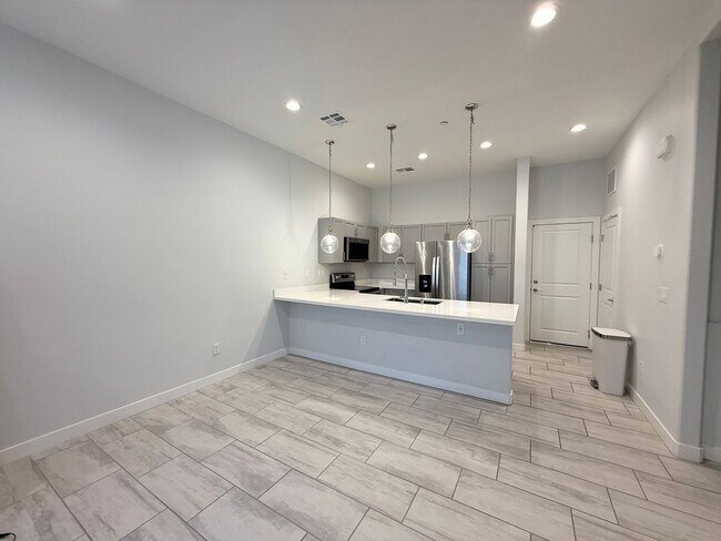 Building Photo - 3/BD 2.5/BA Sleek Townhome with High Ceili...