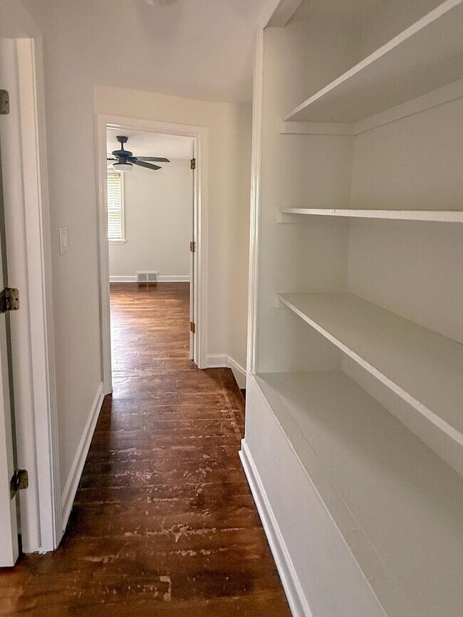 Building Photo - GREAT ANN ARBOR LOCATION – 2-BEDROOM END UNIT!