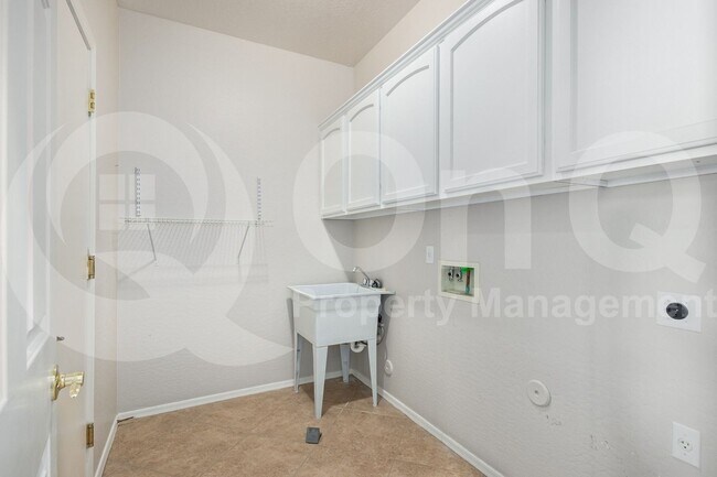 Building Photo - 5930 W Spur Dr