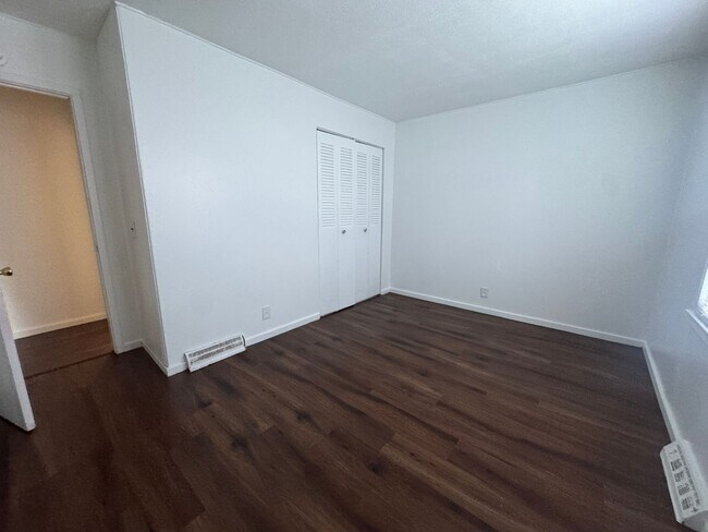 Building Photo - 501-503 River Road