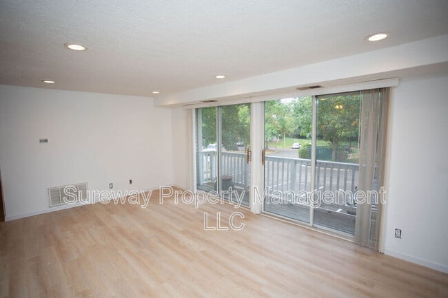 Building Photo - 142 Kenwood Dr