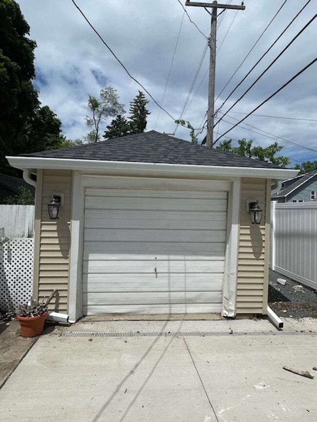 Building Photo - 844 Ross St