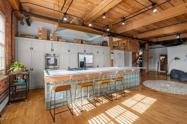 Building Photo - Beautiful loft in Downtown Denver!