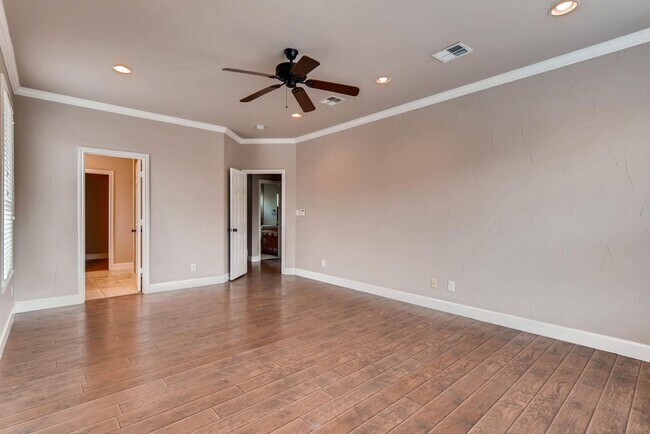 Building Photo - 906 Juniper St, Austin, Texas 78702