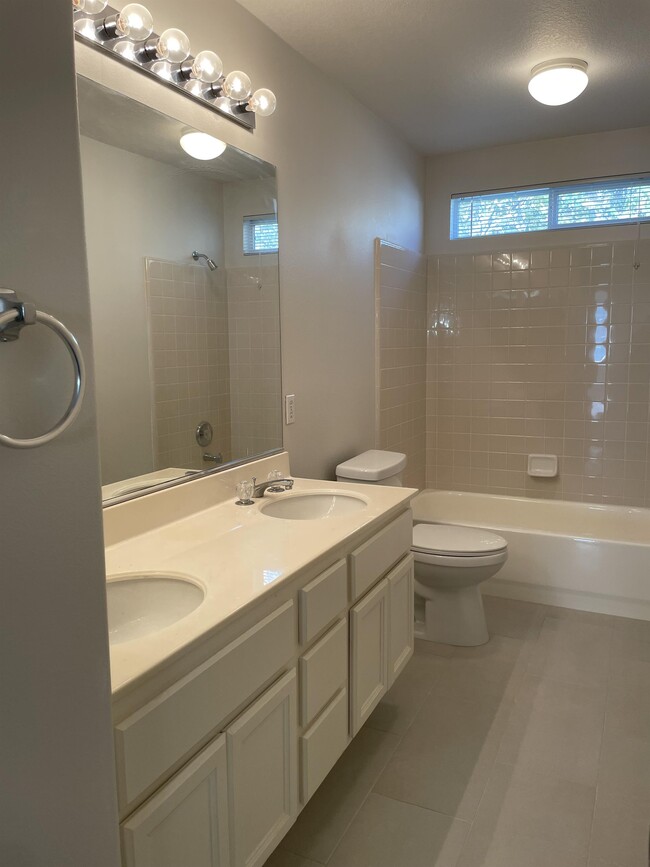 Building Photo - 1167 Innisfree Ct