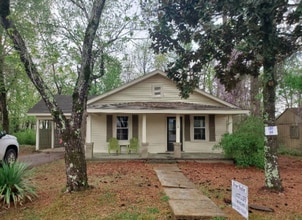 Building Photo - 2 Bed 1 Bath Spacious Home