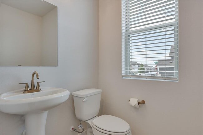 Building Photo - 261 Crater Lk Dr