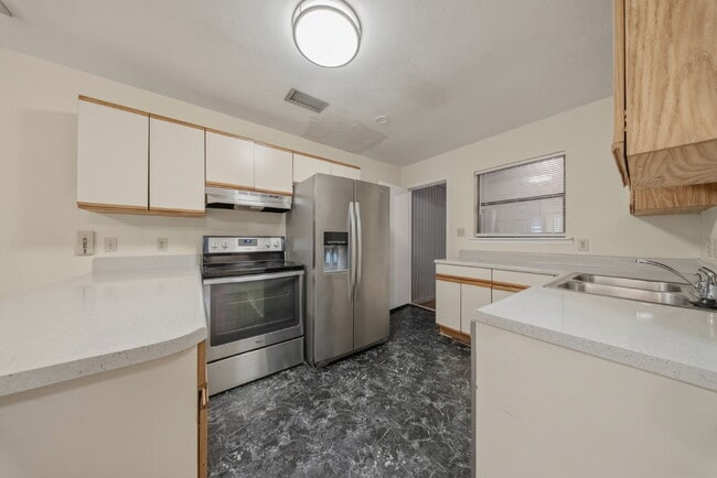 Building Photo - Spacious 2 bedroom townhouse with an additional loft located near TCC!