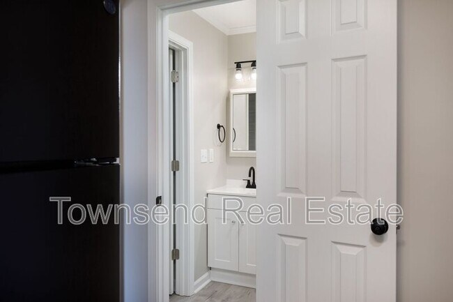 Building Photo - 5845 Century Oaks Dr