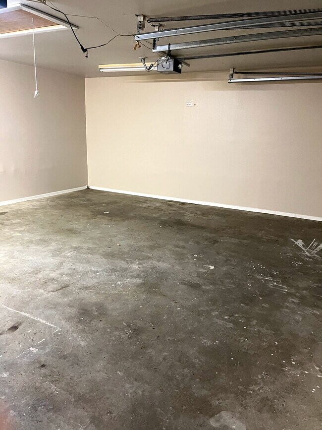 Building Photo - 9613 Westview Dr