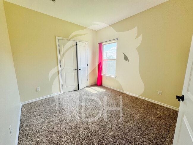Building Photo - 924 N Creek Dr