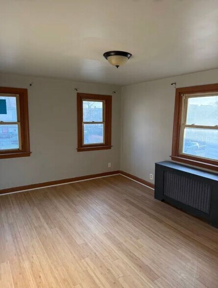 Building Photo - 216 E 24th St