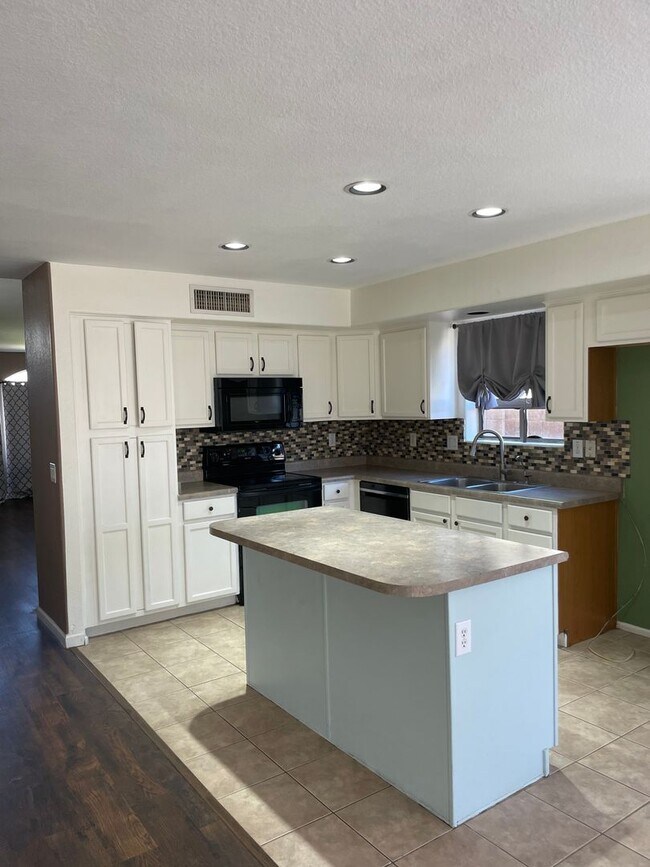 Building Photo - 12411 W Rancho Dr