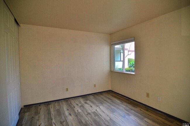 Building Photo - 3 bedroom 2 bath Windsong Condo ~ Includes...