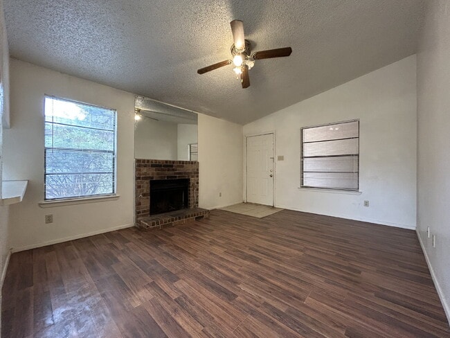 Building Photo - Cute Duplex in Whisperwood