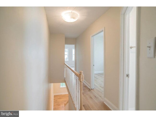Building Photo - 253 Iona Ave