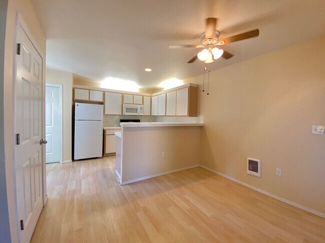 Building Photo - Charming Lake Oswego Unit in Oswego Bay Co...