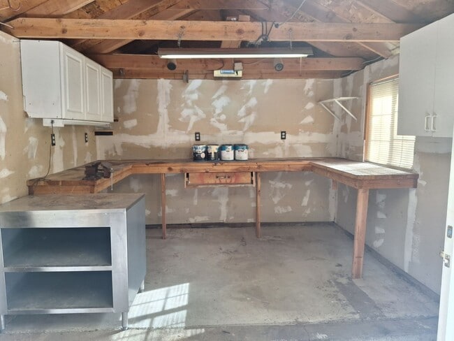 Building Photo - MUST SEE 1+ BEDROOM 1 BATH REMODLED