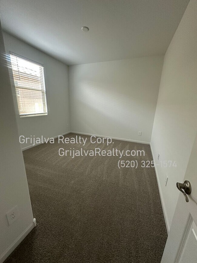 Building Photo - 9738 W Larson St