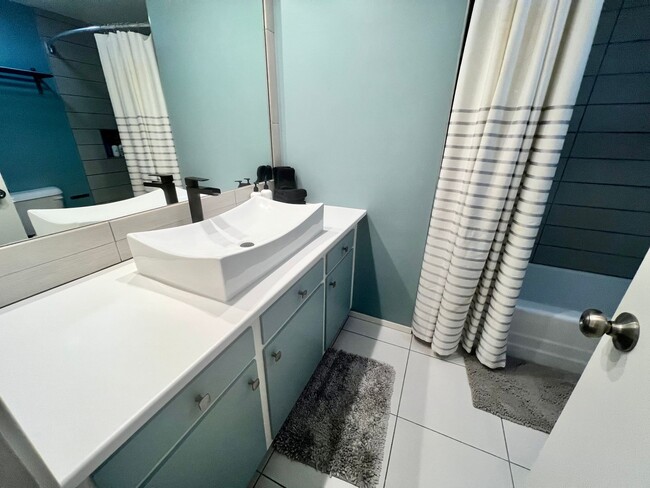 Building Photo - 3 Bedroom 2 Bathroom - Fully Furnished - Mid Century Modern