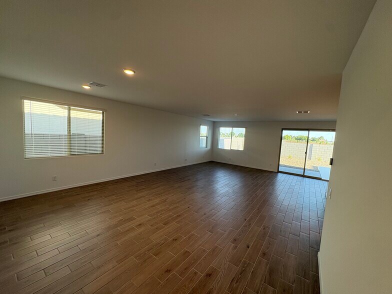 Building Photo - 675 W Riparian Dr