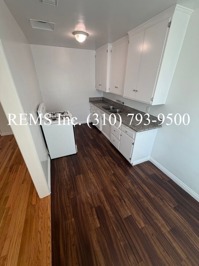 Building Photo - 938 S Oak St