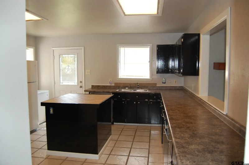 Building Photo - 16215 Carole Dr