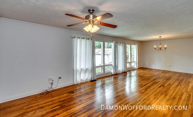 Building Photo - 1827 Parkridge Dr