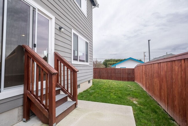 Building Photo - 3 bed 2.5 bath townhouse with garage.