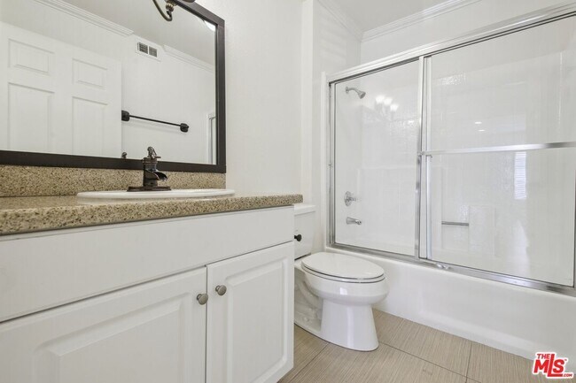 Building Photo - 5535 Canoga Ave