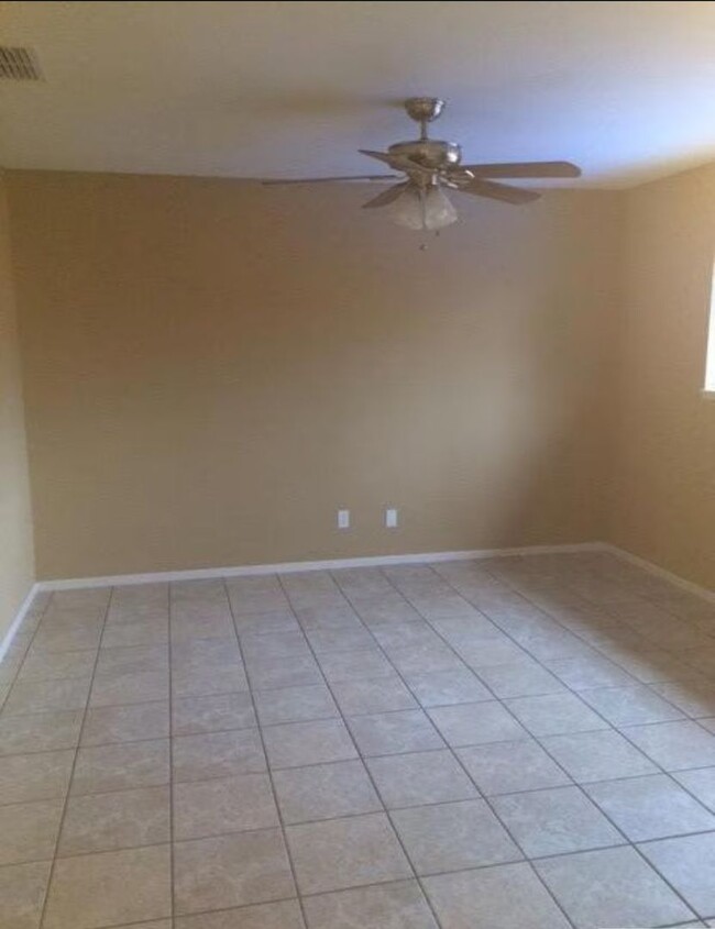 Building Photo - Nice home with a pool for rent in Visalia!