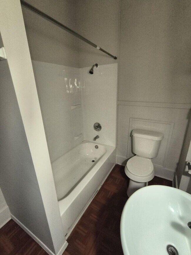 Building Photo - Spacious 3 Bedroom Located Near University...
