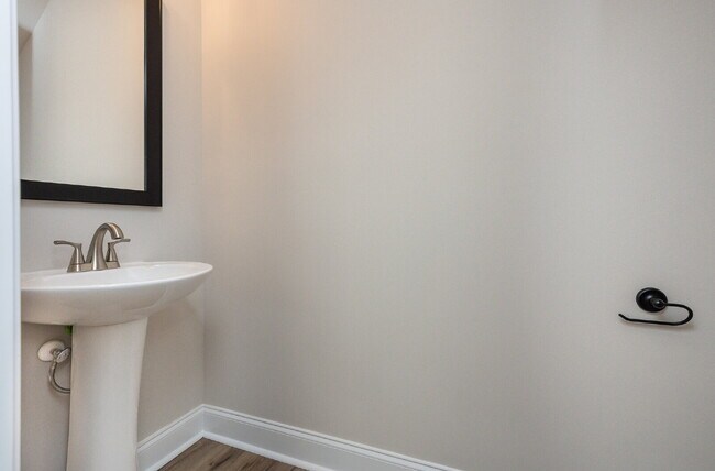 Building Photo - Elegant 2-Bedroom, 2.5-Bath Townhome Minutes from Downtown Greenville and walking distance to Swa...