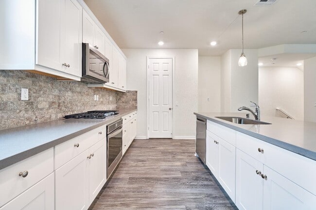 Building Photo - 729 Daniel Freeman Cir