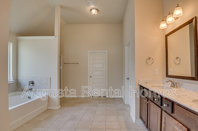 Building Photo - 5014 Vine Ln