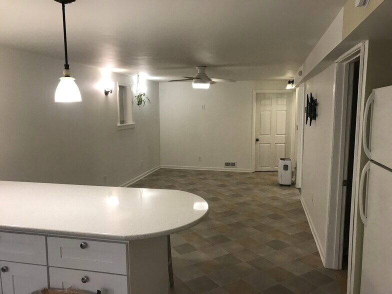 Building Photo - 5335 W Sunnyside Ave