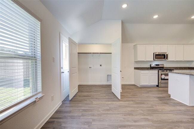 Building Photo - 5419 Tourmaline Wy